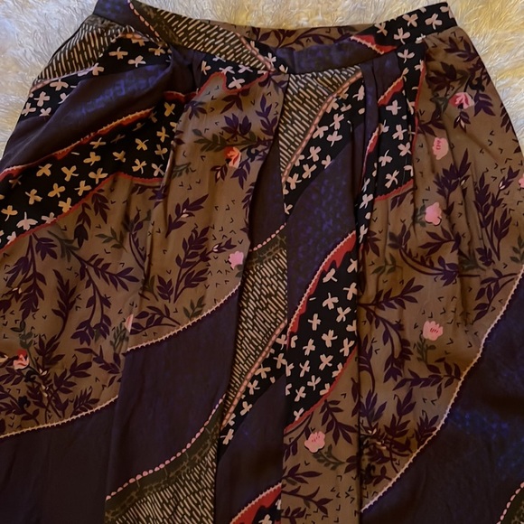 Tica purple and beige print lined rayon skirt. Dry clean only. Front pleat sz6 - Picture 2 of 2